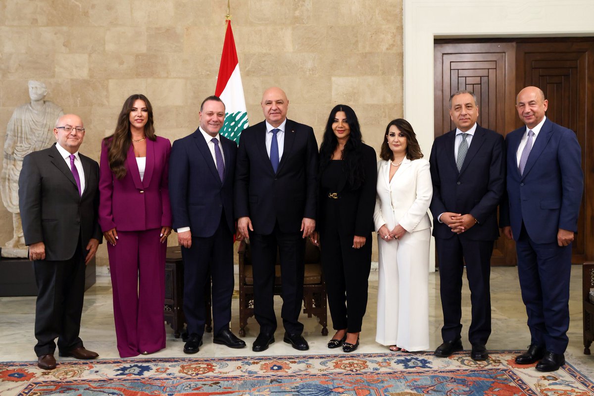 LBpresidency's tweet image. رئيس الجمهورية استقبل وفداً من نادي الصحافة:
- حماية لبنان تقوم على وحدته الداخلية ويجب التنبه من الأخبار المفبركة، والجيش والقوى الأمنية يقومون بعملهم على اكمل وجه.
- ما يهمني هو اجراء الانتخابات النيابية في موعدها الدستوري اما تمثيل المنتشرين فهو امر يعود إلى مجلس النواب،…