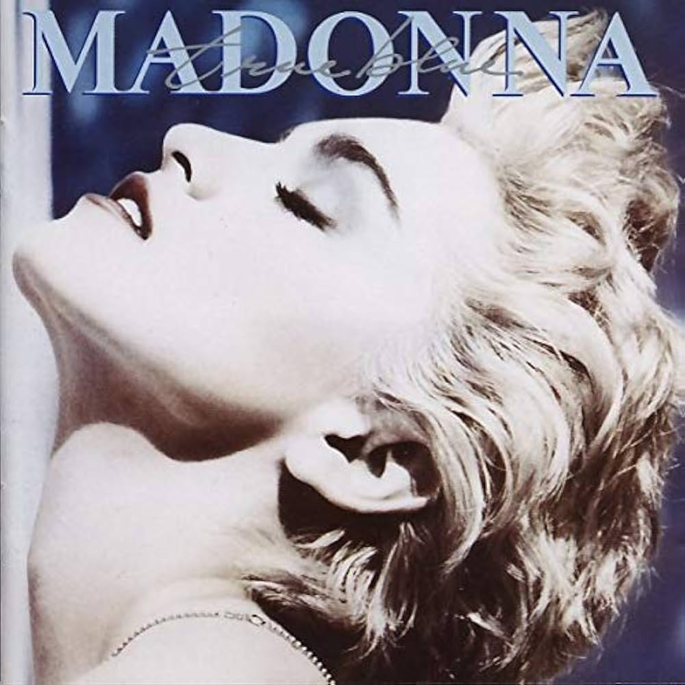Generations7080's tweet image. Magnifique couverture du troisième album de Madonna "True Blue" sorti en juin 1986.
Il s'est vendu à plus de 25 millions d'exemplaires dans le monde, ce qui en fait l'un des albums les plus vendus de tous les temps par une artiste féminine.