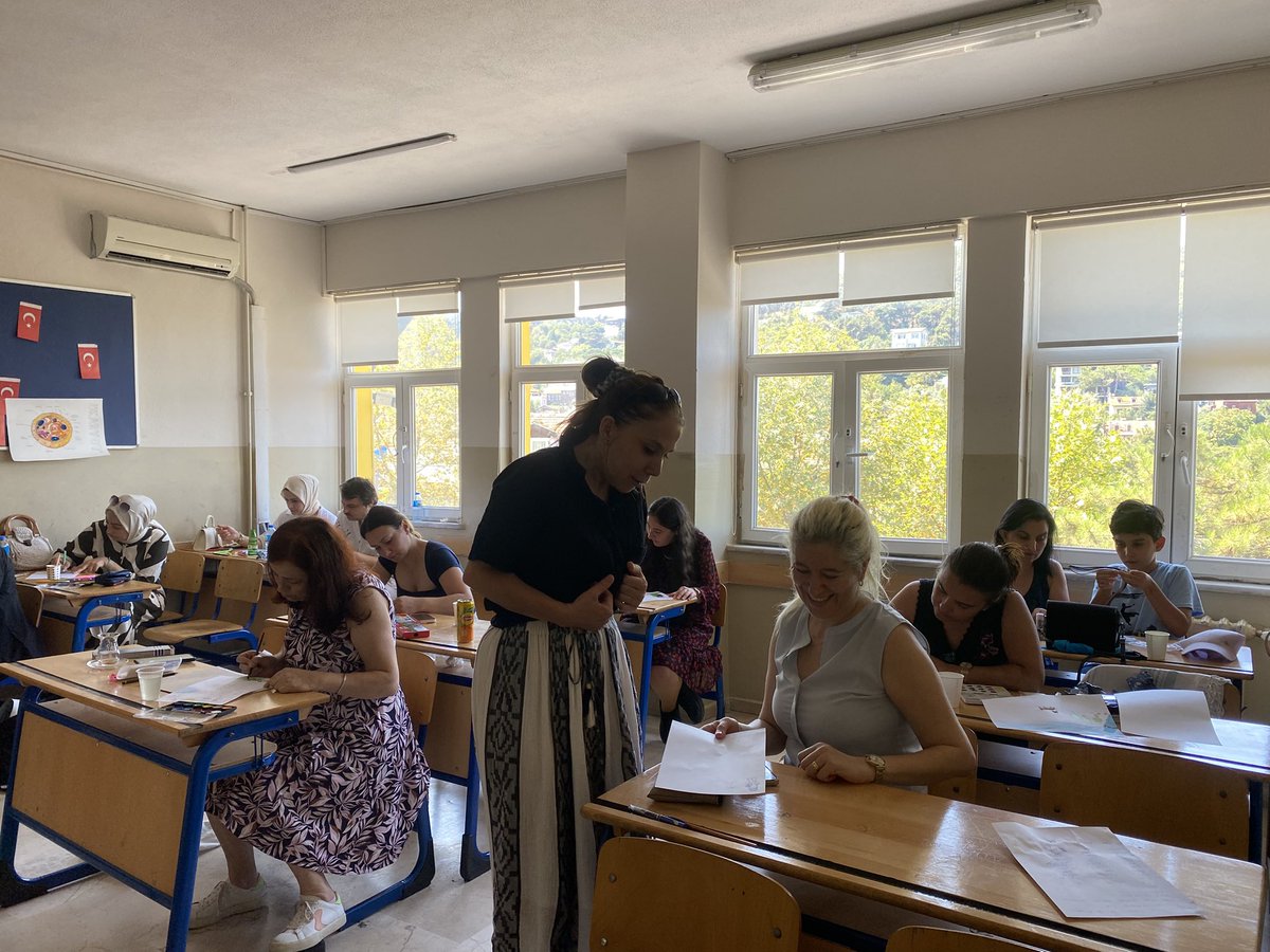 İstanbul Öğretmen Akademileri (@ist_akademiler) on Twitter photo Öğretmenlerimiz, Türkiye Yüzyılı Maarif Modeli Yaz Atölyelerinde Sanat Atölyelerinde eğitmen Gülinaz TOKGÖZ eşliğinde Heybeliada Anadolu Lisesi’nde Sanat Terapisi eğitiminde buluştu. <a href="/tcmeb/">Millî Eğitim Bakanlığı</a> <a href="/istanbulilmem/">İstanbul İl Millî Eğitim Müdürlüğü</a> <a href="/MucahitYentur/">Murat Mücahit Yentür</a> Öğretmenlerimiz, Türkiye Yüzyılı Maarif Modeli Yaz Atölyelerinde Sanat Atölyelerinde eğitmen Gülinaz TOKGÖZ eşliğinde Heybeliada Anadolu Lisesi’nde Sanat Terapisi eğitiminde buluştu. <a href="/tcmeb/">Millî Eğitim Bakanlığı</a> <a href="/istanbulilmem/">İstanbul İl Millî Eğitim Müdürlüğü</a> <a href="/MucahitYentur/">Murat Mücahit Yentür</a>