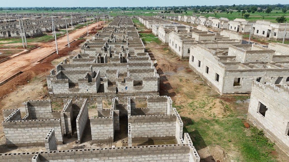 iReporteronline's tweet image. Ongoing construction of the 2000-unit Renewed Hope Estate and City Project in Kano State. The Minister of Housing, Ahmed Dangiwa, today inspected the progress made on the housing project. 

The housing project was flagged off by President Tinubu in 2024 and consists of two parts:…