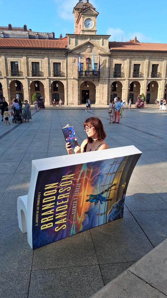 LunaSilverwind's tweet photo. @NovaCiFi Leyendo Imperio final traducido al catalán 😋 https://t.co/rvSmRRkUZ7