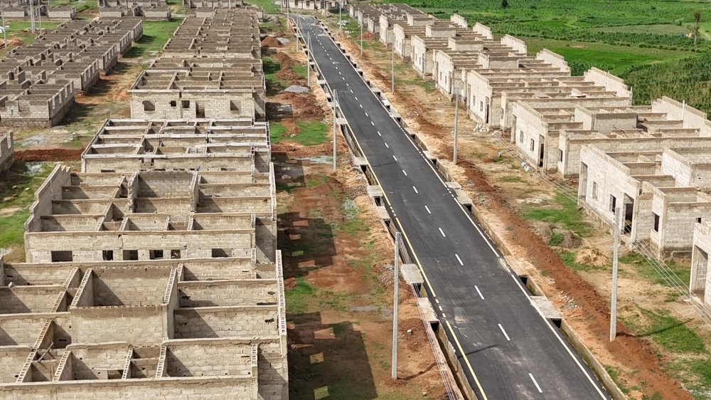 iReporteronline's tweet image. Ongoing construction of the 2000-unit Renewed Hope Estate and City Project in Kano State. The Minister of Housing, Ahmed Dangiwa, today inspected the progress made on the housing project. 

The housing project was flagged off by President Tinubu in 2024 and consists of two parts:…