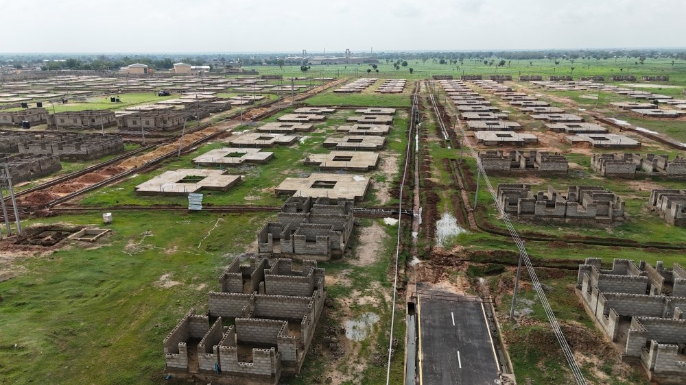 iReporteronline's tweet image. Ongoing construction of the 2000-unit Renewed Hope Estate and City Project in Kano State. The Minister of Housing, Ahmed Dangiwa, today inspected the progress made on the housing project. 

The housing project was flagged off by President Tinubu in 2024 and consists of two parts:…