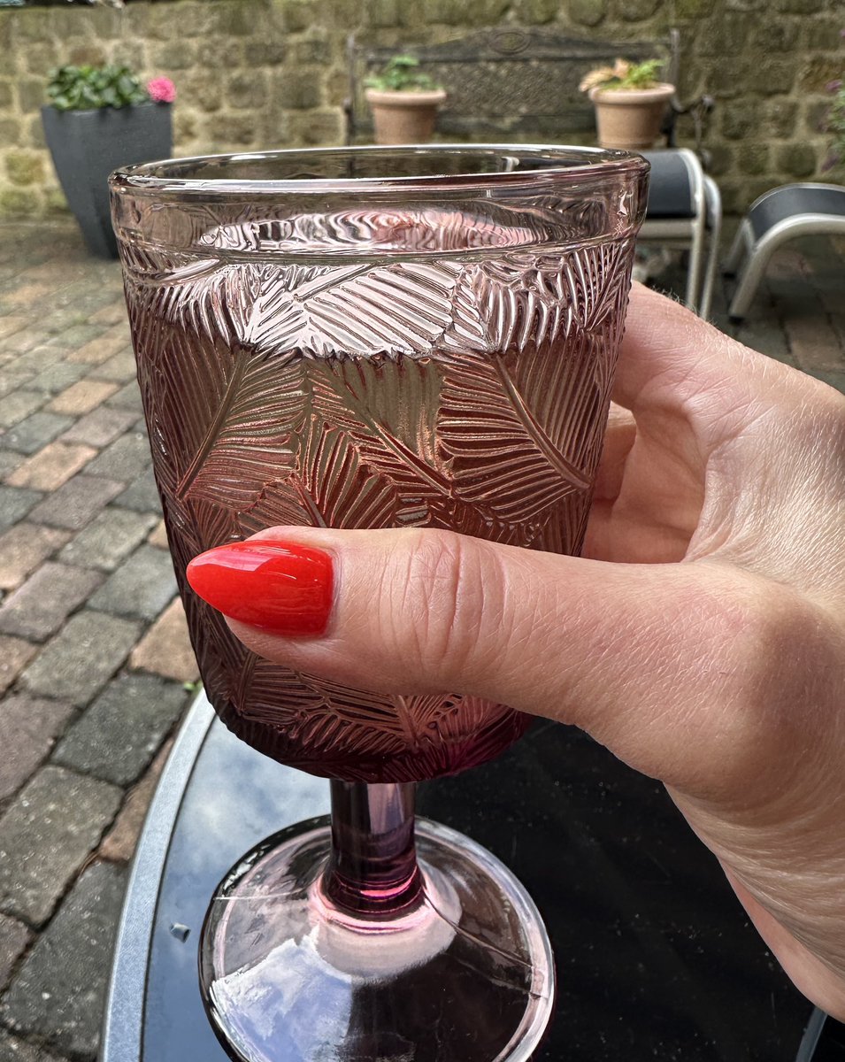 hedyundolaf's tweet image. Gerade gelesen: Jeder Deutsche trinkt im Schnitt pro Jahr eine Badewanne voll Alkohol!
Na toll und ich trinke immer noch aus Gläsern 🙄🍷😂😂😂😂😂😂
#fump und Prost ihr Lieben 🫶 🥂🍻🍹🍸🥃🍷🤣🤣🤣🤣