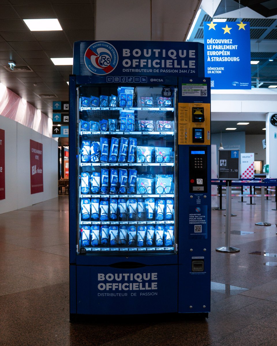 Le Racing Club de Strasbourg a installé un distributeur d'objets du club dans la gare ainsi que dans l’aéroport de Strasbourg ! 💙😄

On peut y retrouver des écharpes, des fanions, mais aussi deux maillots Away de la saison à venir.

Amis strasbourgeois, foncez ! 🤩

(<a href="/RCSA/">Racing Club de Strasbourg Alsace</a>)