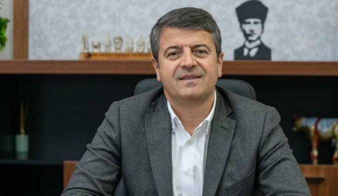 TiklaHaber_com's tweet image. Adıyaman Belediye Başkanı Abdurrahman Tutdere'nin ev hapsi kararı yurt dışına çıkış yasağı konularak kaldırıldı.