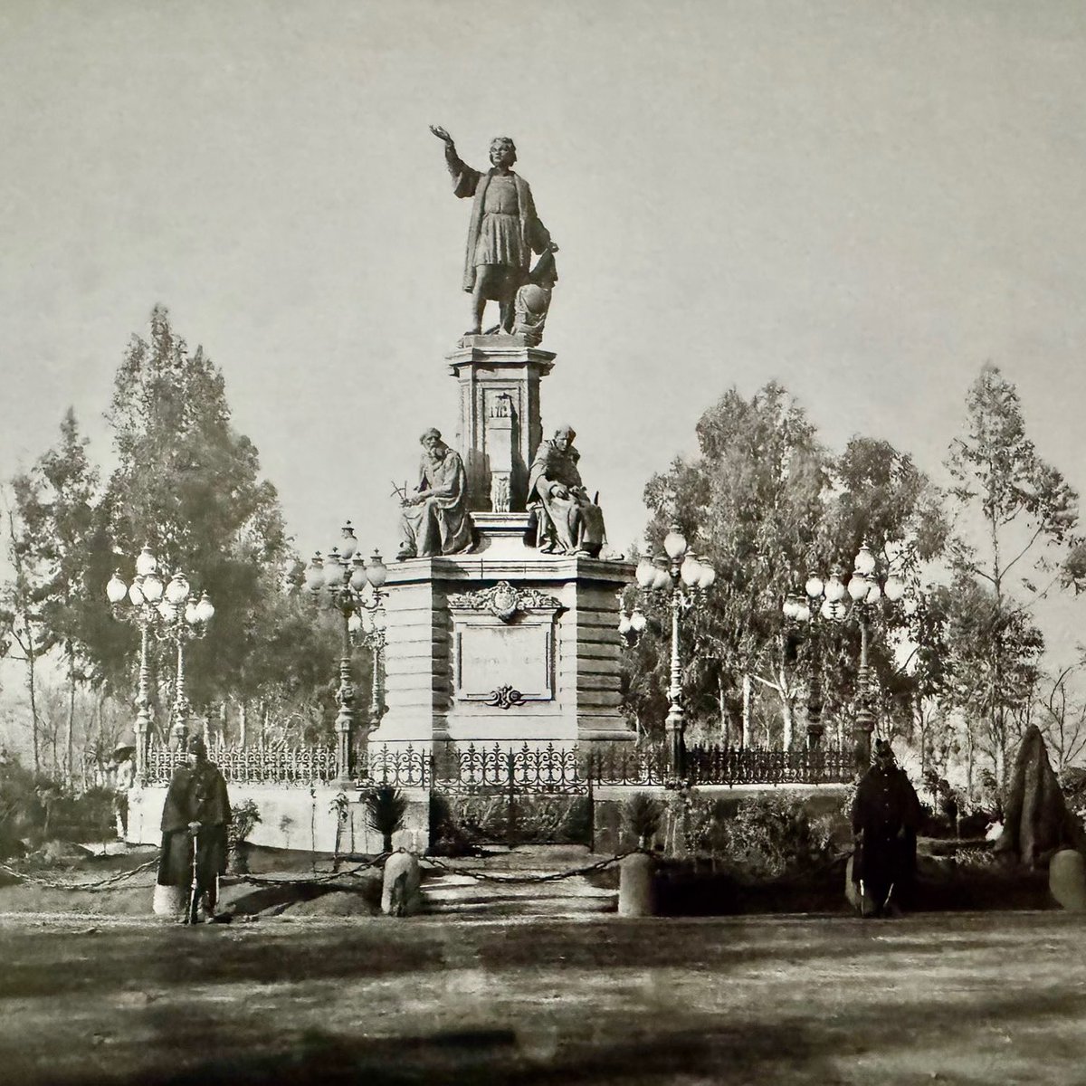 La estatua de Cristóbal Colón es obra del artista francés Charles Cordier, que fue contratado por Antonio Escandón. La obra costó 60.000 pesos, se exhibió en el Palacio de la Industria de París en 1874 y se inauguró en agosto de 1877 en el flamante Paseo de la Reforma. Fotografía