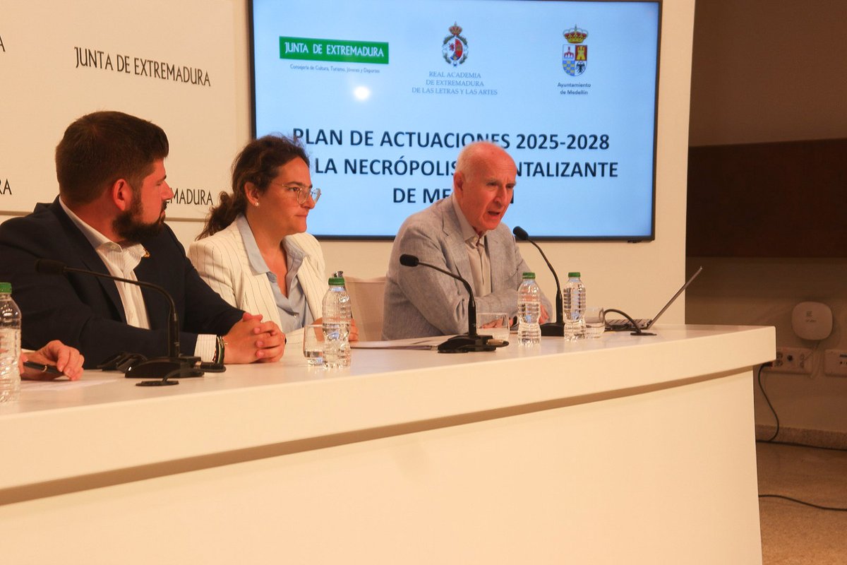 RafaMateosT's tweet photo. ✅️ Hoy es un día histórico para Medellín y para toda Extremadura.

🏛 Tras muchos meses de trabajo y dedicación, el Ayuntamiento de Medellín, la Junta de Extremadura y la Real Academia de Extremadura unen sus fuerzas para retomar las excavaciones arqueológicas en la Necrópolis tartésica de Medellín, que finalizaron en 1986.

🤝🏻 Las tres entidades hemos firmado un convenio de colaboración para la investigación arqueológica, protección y difusión de este importante yacimiento orientalizante de la Península Ibérica. 

ℹ️ La Junta de Extremadura aporta la financiación (245.000€ en 4 anualidades), el Ayuntamiento de Medellín gestiona los fondos y ejecuta el plan de actuaciones, y la Real Academia de Extremadura se encarga de la dirección científica de la intervención y del asesoramiento técnico.

➡️ Queremos agradecer a la Consejería de Cultura de la Junta, y también particularmente a la Dirección General de Patrimonio Cultural, su empeño y su compromiso para que este convenio haya salido adelante. 

🏺 Esta iniciativa no sólo pone en valor nuestro rico patrimonio cultural, generando empleo y riqueza, sino que también impulsa la investigación de una de las culturas más antiguas y fascinantes de la Península Ibérica. Gracias al compromiso institucional, podremos desenterrar nuevos hallazgos que nos ayudarán a comprender mejor la vida y las creencias de los tartesios.
