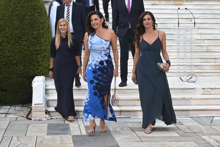 LuisBun's tweet image. Νάτη και η Αφροδίτη του Μποτιτσέλι!
Ή μήπως το κύμα του Χοκουσάι;