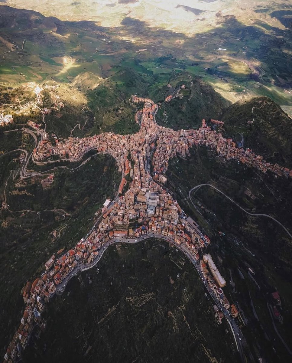 Nature_Waa's tweet image. Today, Centuripe features narrow, winding streets, archaeological treasures, and a peaceful charm that has earned it the nickname βBalcony of Sicily.β Around 5,000 people live in #Centuripe