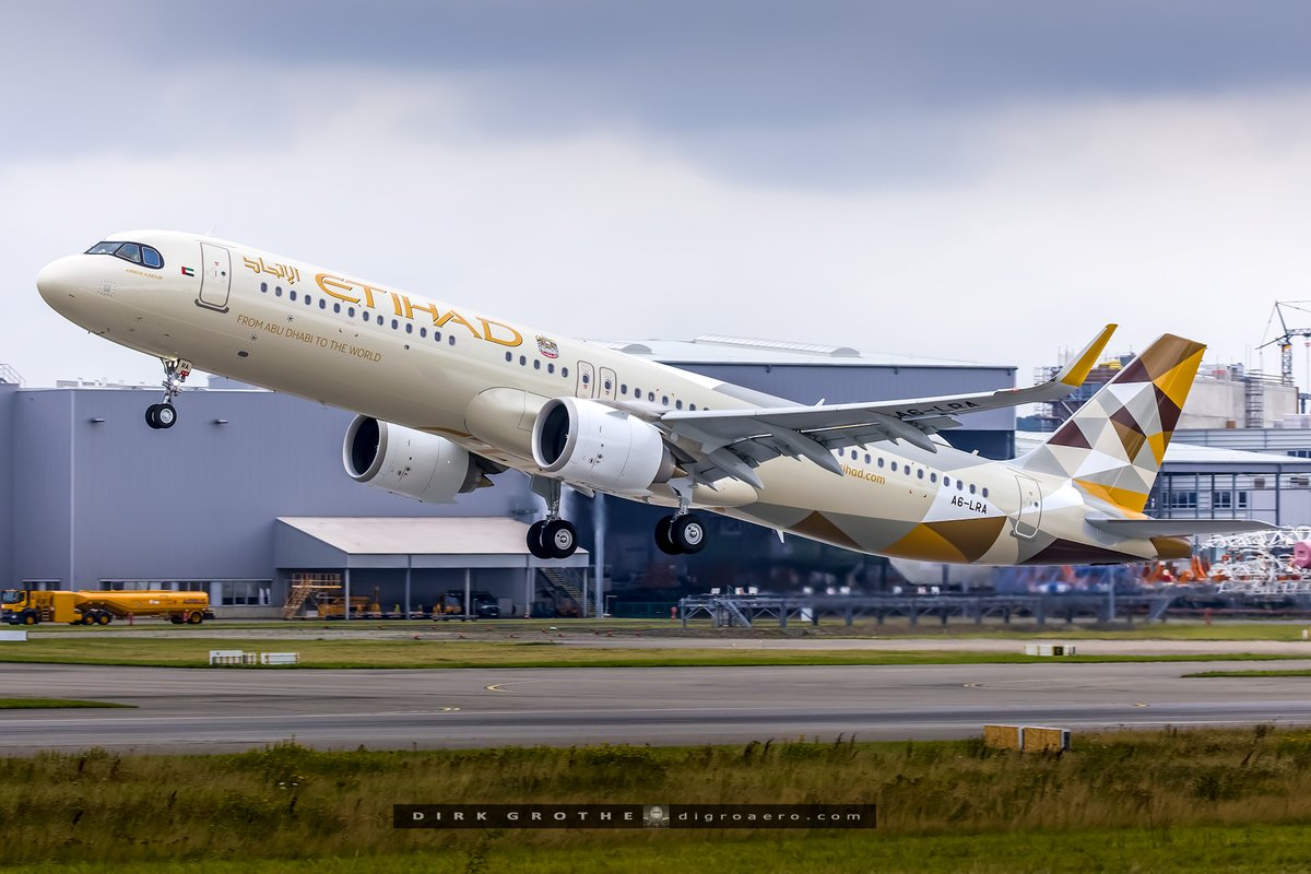 digro65's tweet image. Delivery flight today from @Airbus Hamburg to Abu Dhabi for the first @etihad Airways A321LR A6-LRA after the handover ceremony yesterday...
In the background you can see the next two A321 LR for Etihad...