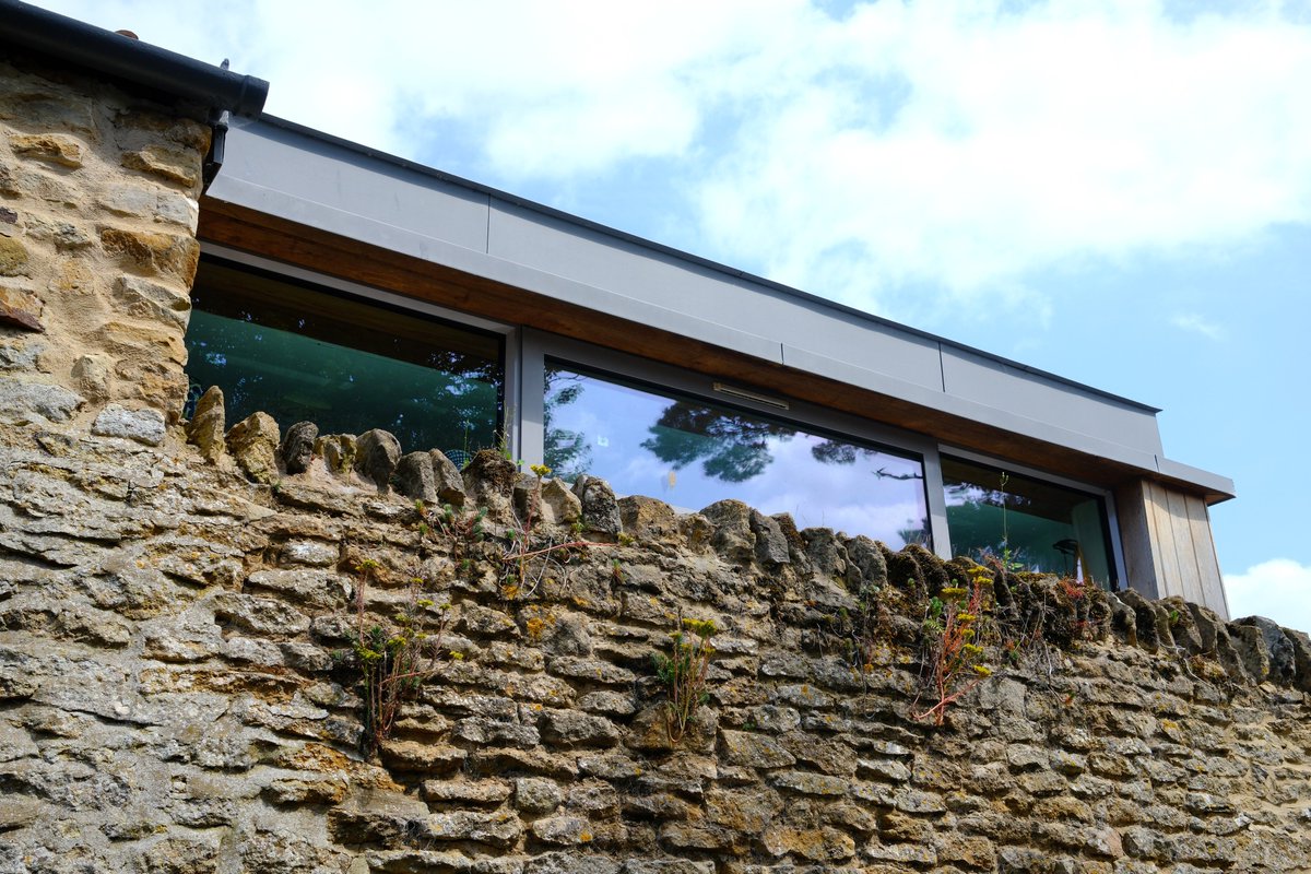 WaltonBob's tweet image. The Vale of Pickering has a history of quarrying limestone & calcareous sandstone, which are seen used in farm field walls & in buildings - like here at Hutton Buscel, a North York Moors National Park conservation village, at the vale's eastern end outside Scarborough.