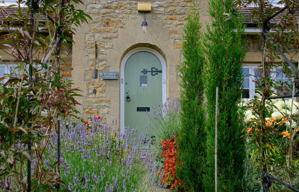 WaltonBob's tweet image. The Vale of Pickering has a history of quarrying limestone & calcareous sandstone, which are seen used in farm field walls & in buildings - like here at Hutton Buscel, a North York Moors National Park conservation village, at the vale's eastern end outside Scarborough.