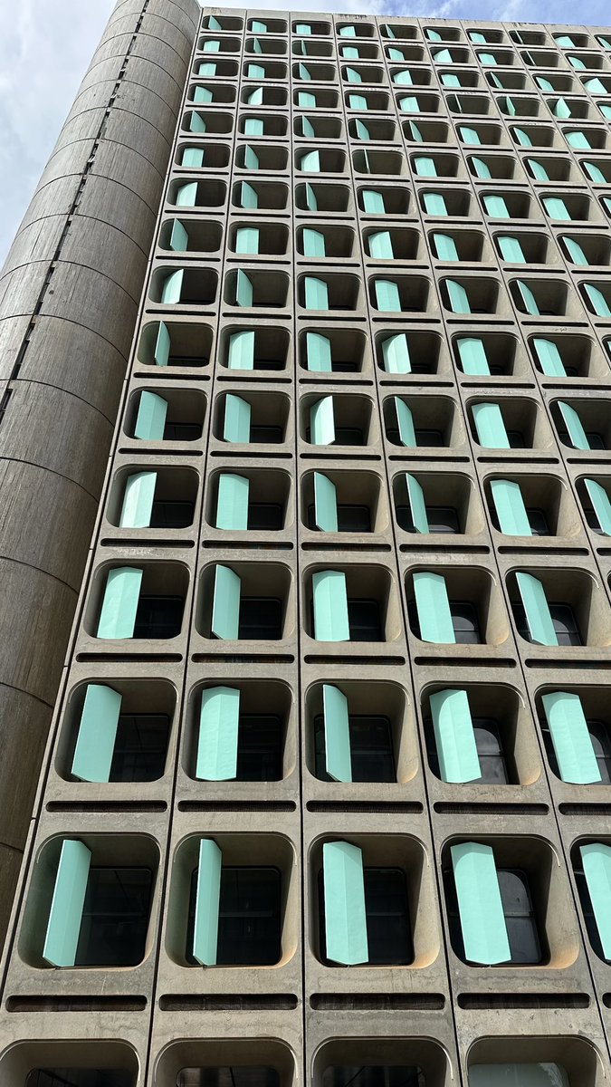 rauljustelores's tweet image. Quando prédios de escritórios não pareciam geladeiras (com luz artificial e ar condicionado 24 horas, sem ligação com o mundo externo).
E quando empreiteiras trabalhavam com arquitetos do 1º time.
Ambos no vídeo dedicado a Brasília.
Assista: youtu.be/dA2RXKp4xRE?si…