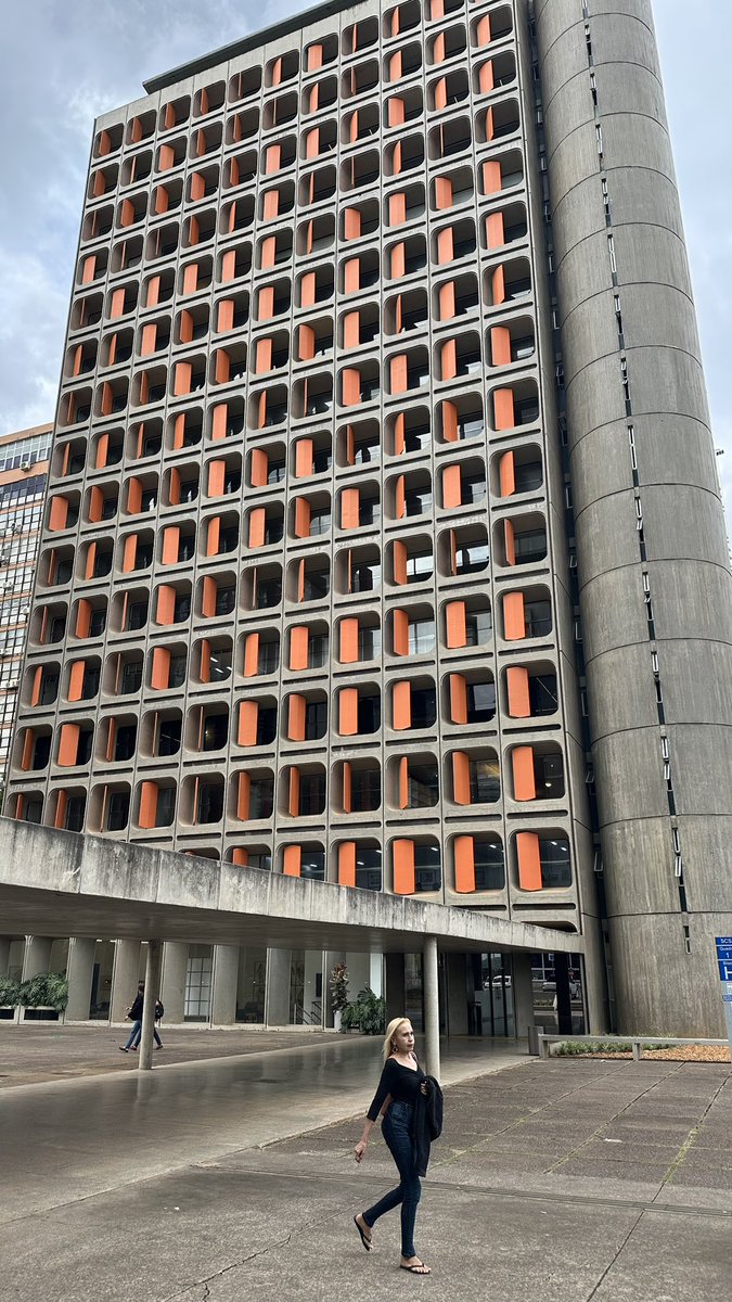 rauljustelores's tweet image. Quando prédios de escritórios não pareciam geladeiras (com luz artificial e ar condicionado 24 horas, sem ligação com o mundo externo).
E quando empreiteiras trabalhavam com arquitetos do 1º time.
Ambos no vídeo dedicado a Brasília.
Assista: youtu.be/dA2RXKp4xRE?si…