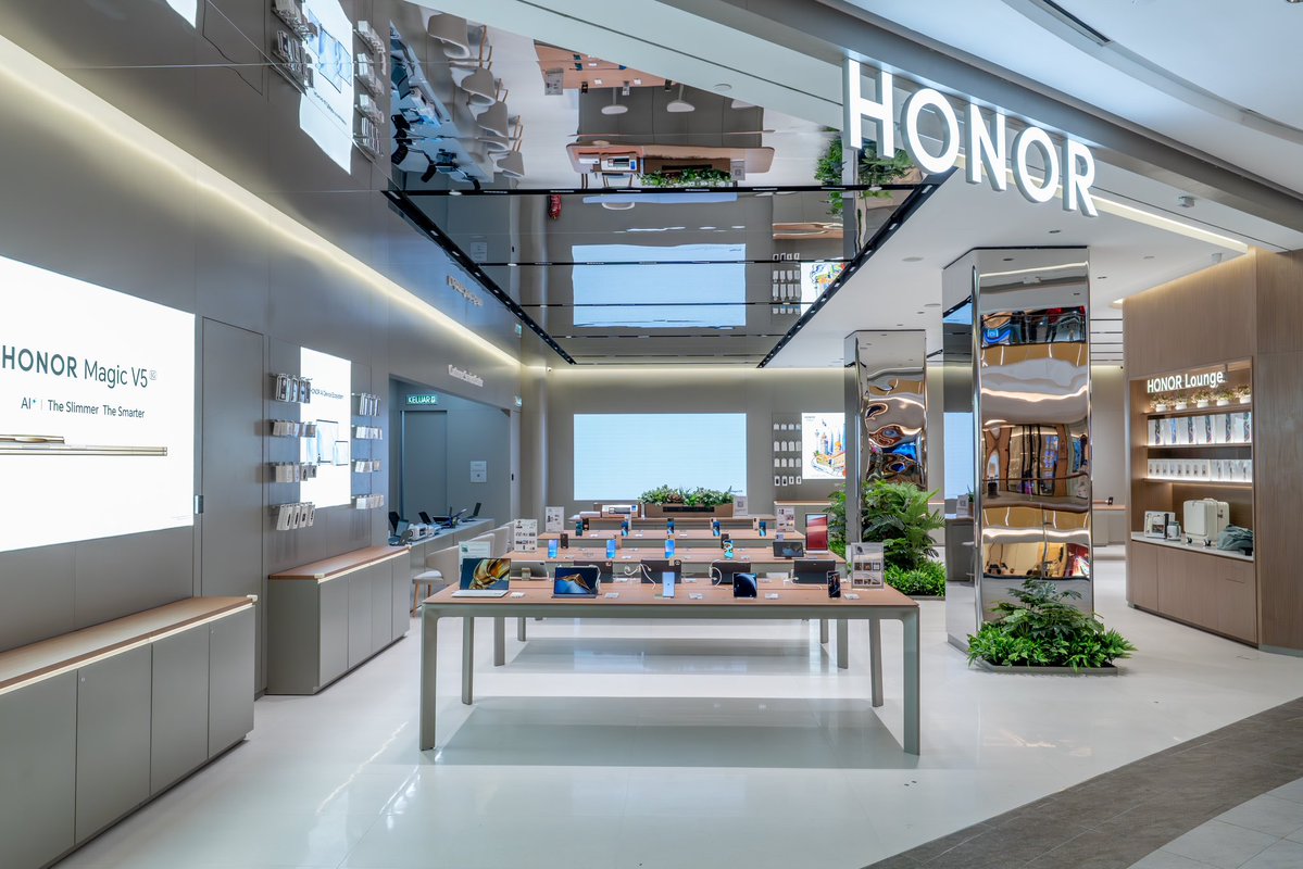 amadzahry's tweet image. Cantek! Honor nak bukak experience & servis centre baharu di Johor Bahru. MidValley Southkey pada 26 Julai 2025.
Fokus utama tentu sekali:
HONOR Magic V5, telefon boleh lipat ultra nipis dengan rekod pratempahan naik 60% berbanding Magic V3!