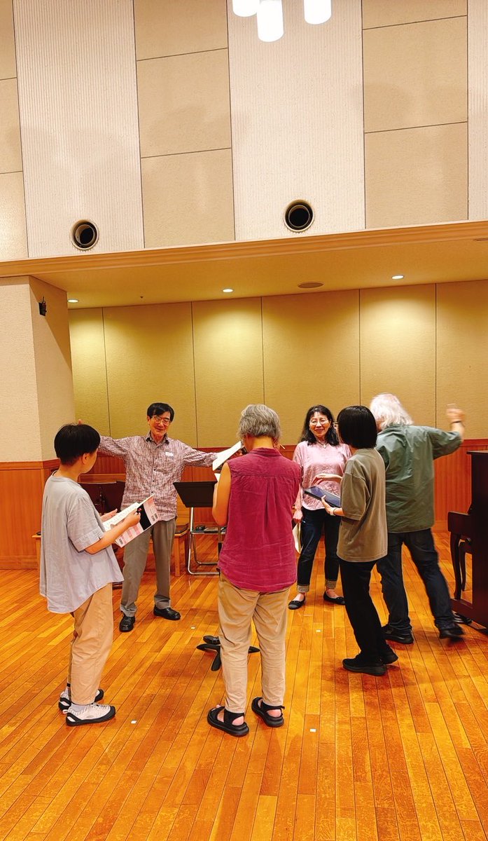 Osaka_H_Schuetz's tweet photo. 【千原英喜/良寛相聞】
本日25日は、千原英喜氏に練習に立ち会っていただき、「女声合唱とピアノのための良寛相聞」の練習をしました。
なんだか面白いことになってきました😅皆様に楽しんでいただけるよう、頑張ります😊
一期一会のこの機会、いずみホールでお待ちしてます✨
https://t.co/ZdjgEHBLBp https://t.co/9NJxlJUDKt