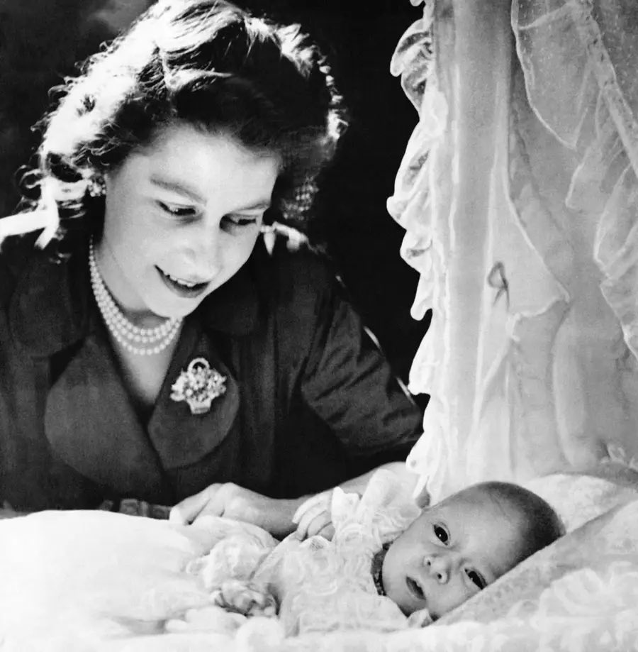 oldroyalty1's tweet image. Princess Elizabeth with her eldest son Prince Charles, 1948