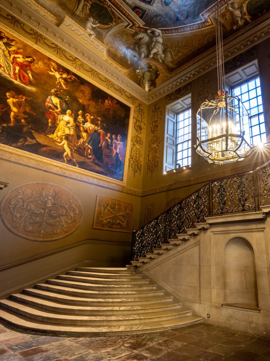 HRP_palaces's tweet image. Don't forget to look up 👀 The Georgian and Stuart Apartments at Hampton Court Palace are a feast for the eyes. Do you have a favourite ceiling at one of our palaces?
📍 The King's Staircase, the Drawing Room and the Queen's Stairs at Hampton Court Palace.