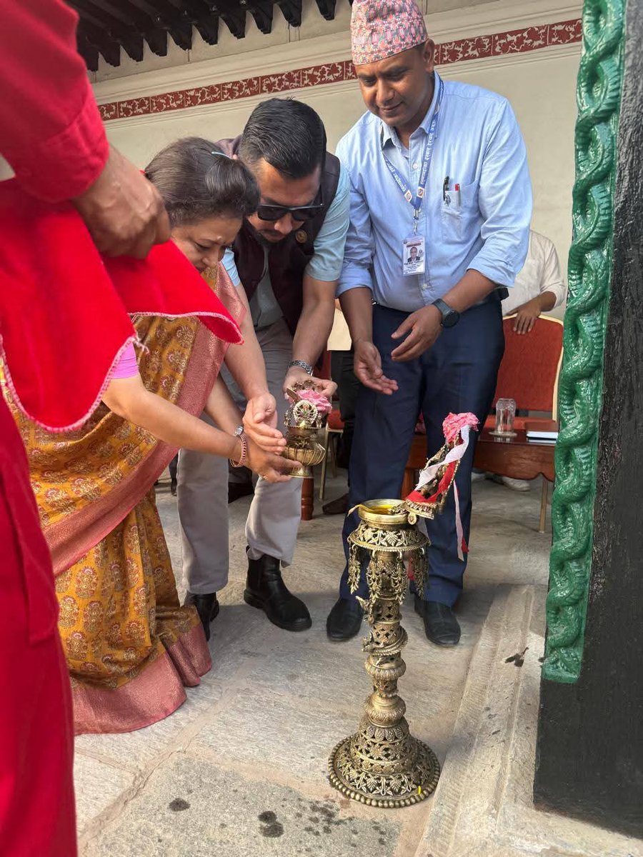 Himalayabiraj's tweet image. आज हनुमानढोका दरबारमा श्री शार्दुल जङ्ग गुल्म तथा दरबार हेरचाह अड्डाको समन्वयमा “स्वागत तथा फेरी भेटौंला कार्यक्रम” सम्पन्न।
निवर्तमान गुल्मपति सेनानी अनिल श्रेष्ठज्यूप्रति आभार,नवगुल्मपति सेनानी सुमित राज मल्लज्यूलाइ शुभकामना।
नेपालको जय होस्!🇳🇵
जय तलेजु भवानी ✊
@NepaliArmyHQ