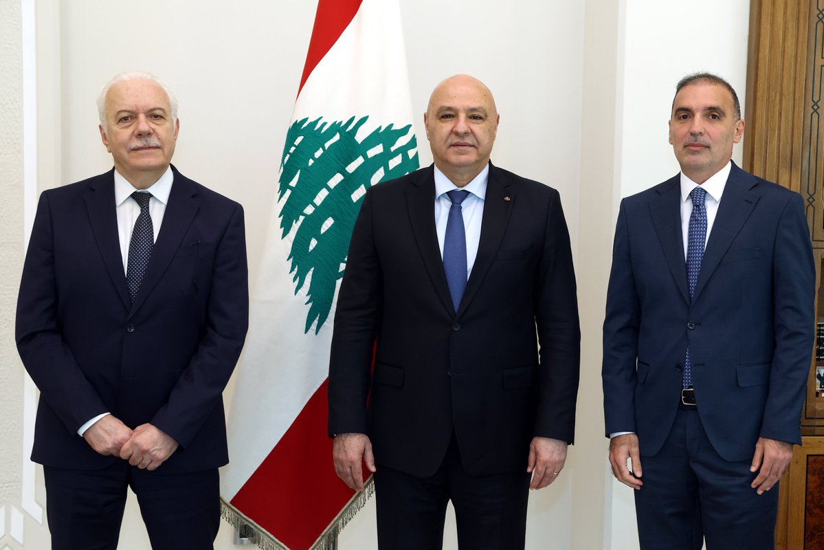 LBpresidency's tweet image. رئيس الجمهورية استقبل رئيس مجلس القضاء الأعلى القاضي سهيل عبود، والمدعي العام المالي الجديد القاضي ماهر شعيتو.
وهنّأ القاضي شعيتو بتسلّمه مهامه، متمنياً له التوفيق، ومؤكداً أنّ مكافحة الفساد تشكّل أولوية وطنية، وأنّ للنيابة العامة المالية دوراً محورياً في هذا المجال.