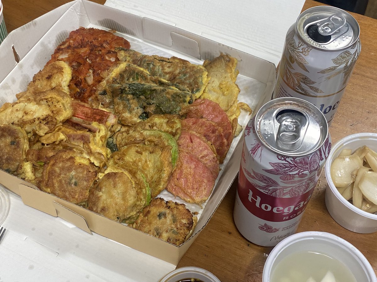 knockdodream's tweet image. 오늘 한코치님 &lt;한코치파워톡&gt;유튜브에 팟캐스트 녹음 함께 했습니다. 저에게 늘 영감주시는 귀한 분. 함께 한 날들을 추억하며, 녹음 후 따뜻한 시간도 보냈어요. @chwith109
한코치님의 파워톡 유튜브 링크는 여기에
youtube.com/channel/UCMa5m…
오늘의 팟캐스트 업데이트되면 또 안내드릴께요.…