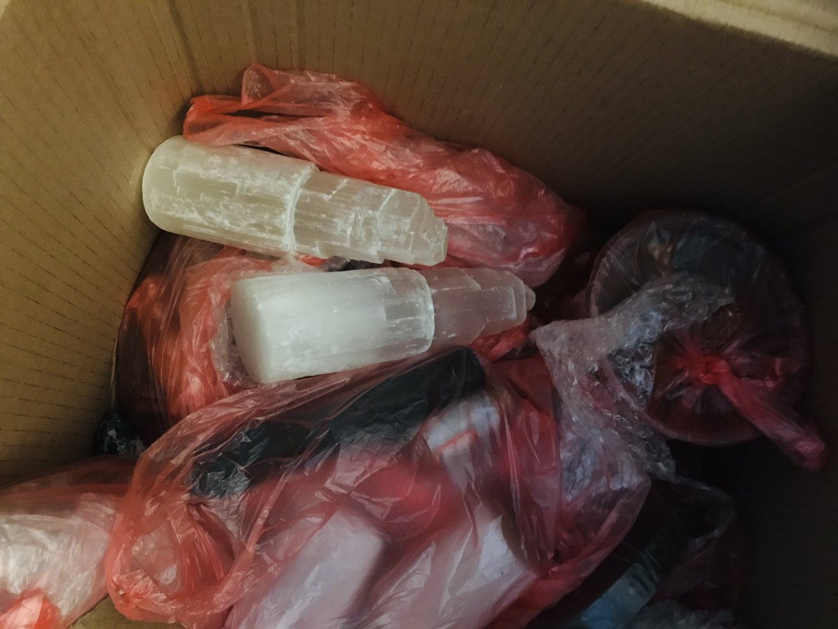karmsdesu's tweet image. Hi all
In need of funds & clearing space. Been keeping thousands of crystals & gems for too long already.
Minimum of 5 randomly picked gem & crystal bracelets for RM75. The more the better. Hope to clear them before end of the year.
Serious buyers only. DM for more info. Tq