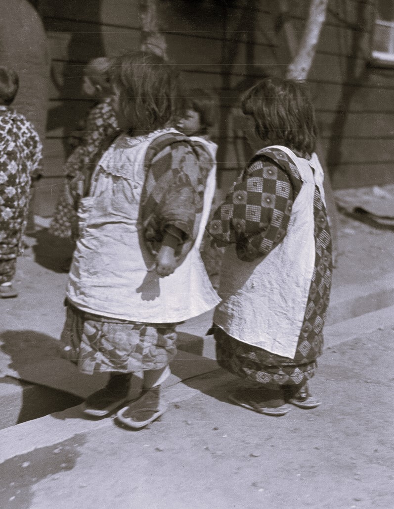 matuda's tweet photo. 1925年の東京の幼稚園らしい
100年前の園児、みんな着ぶくれてもこもこで
かわいい https://t.co/26K6xvkN7P