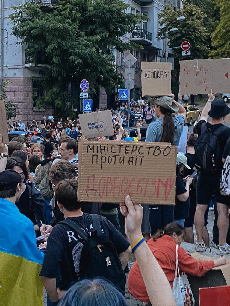 За крайні три дні українці знову продемонстрували всьому світові, що вміють мирно протестувати й використовувати всі доступні демократичні важелі, щоб доносити свою думку і незадоволення до влади.

Кожного разу мене неймовірно вражає той рівень самоорганізації і єдності, на який