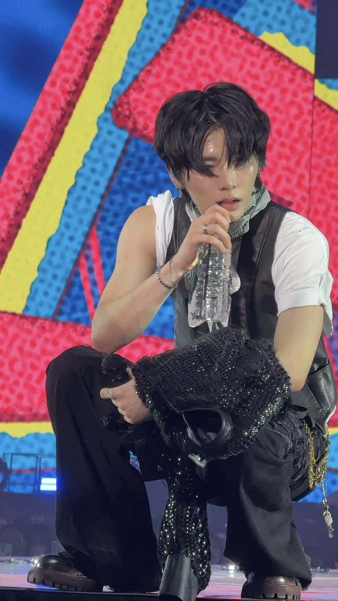 tksrdd's tweet image. 04년생이너무 ㅆㅅ해요//