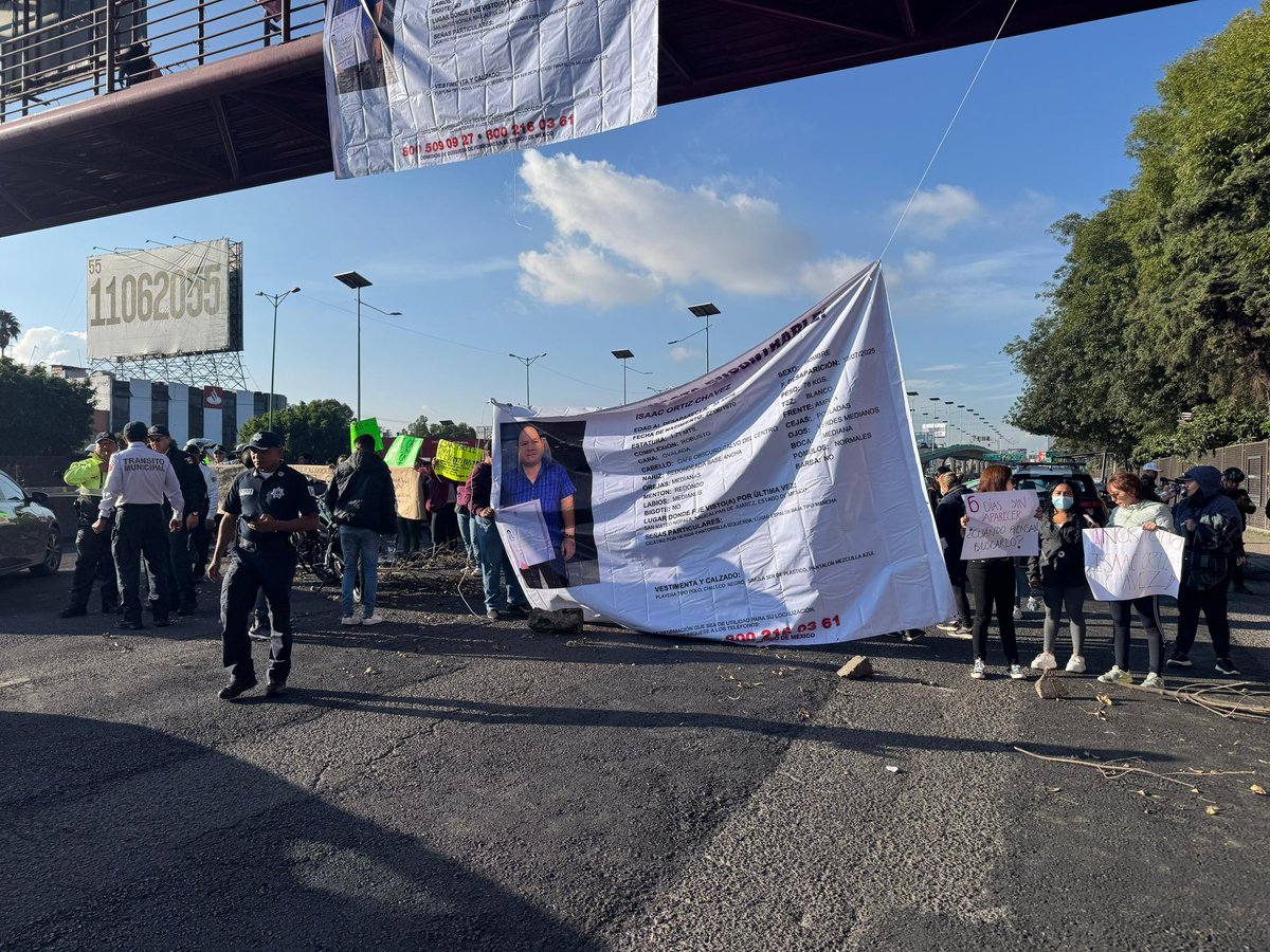 HalconOnce's tweet image. #Bloqueo.
Familiares de Isaac Ortiz Chávez, cierran #PerifericoNorte con dirección a la #Cdmx, esto a la altura de parque Naucalli en #Naucalpan.
Exigen a las autoridades su pronta aparición
