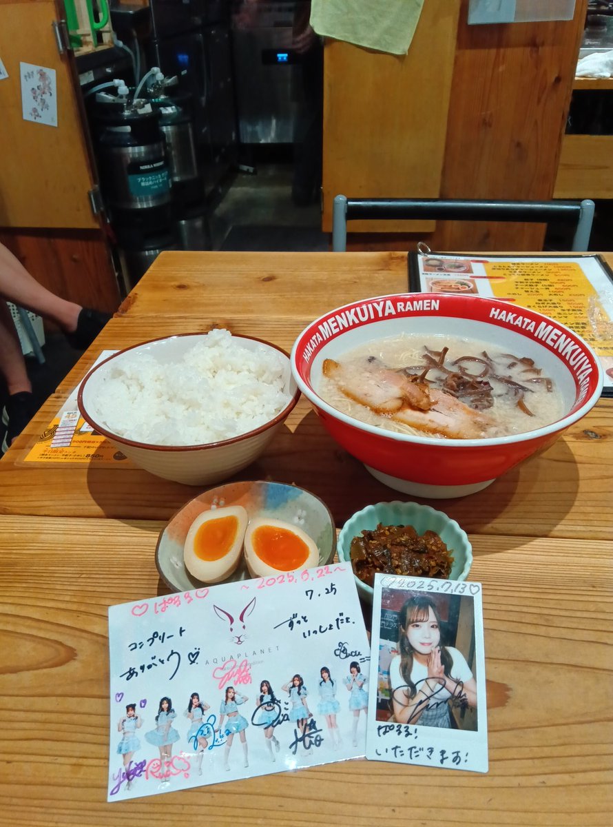 LIVE帰りの晩御飯！今日は全メンバーのサインがコンプリート出来ました笑明日は撮影会なのでニンニクは入れません！笑