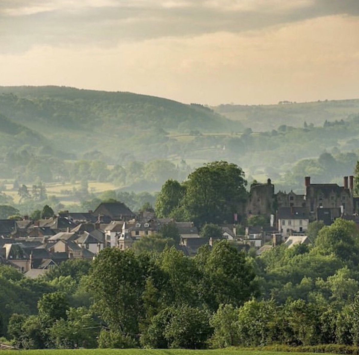 ColinSpenc4257's tweet image. Hay-on-Wye and The Black Mountains.@haycinemabooks @childrnsbkshop #WorldsFirstBookTown #LoveWhereILive