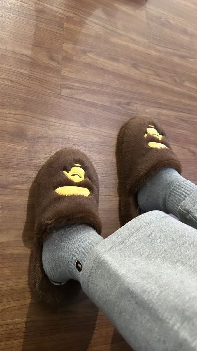 grailedpolice's tweet photo. A Bathing Ape Slippers https://t.co/V9MwvPtIHk