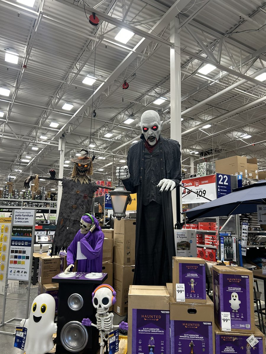 CrystalSeth's tweet image. A 12ft Nosferatu ?!