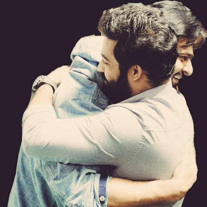 SivakishorePal7's tweet image. Ee twitter lo enni fan war lu
Ayyina banisatavam chinnappudu nundi naa ooha telisindi Mee iddariki aa banistavam chesa oopiri poye varaku meke banisatvam chesta inka❤️❤️💎🥹😍🫂🫂
#JrNTR𓃵 anna
#Prabhas𓃵 anna
#RajaSaab 
#War2