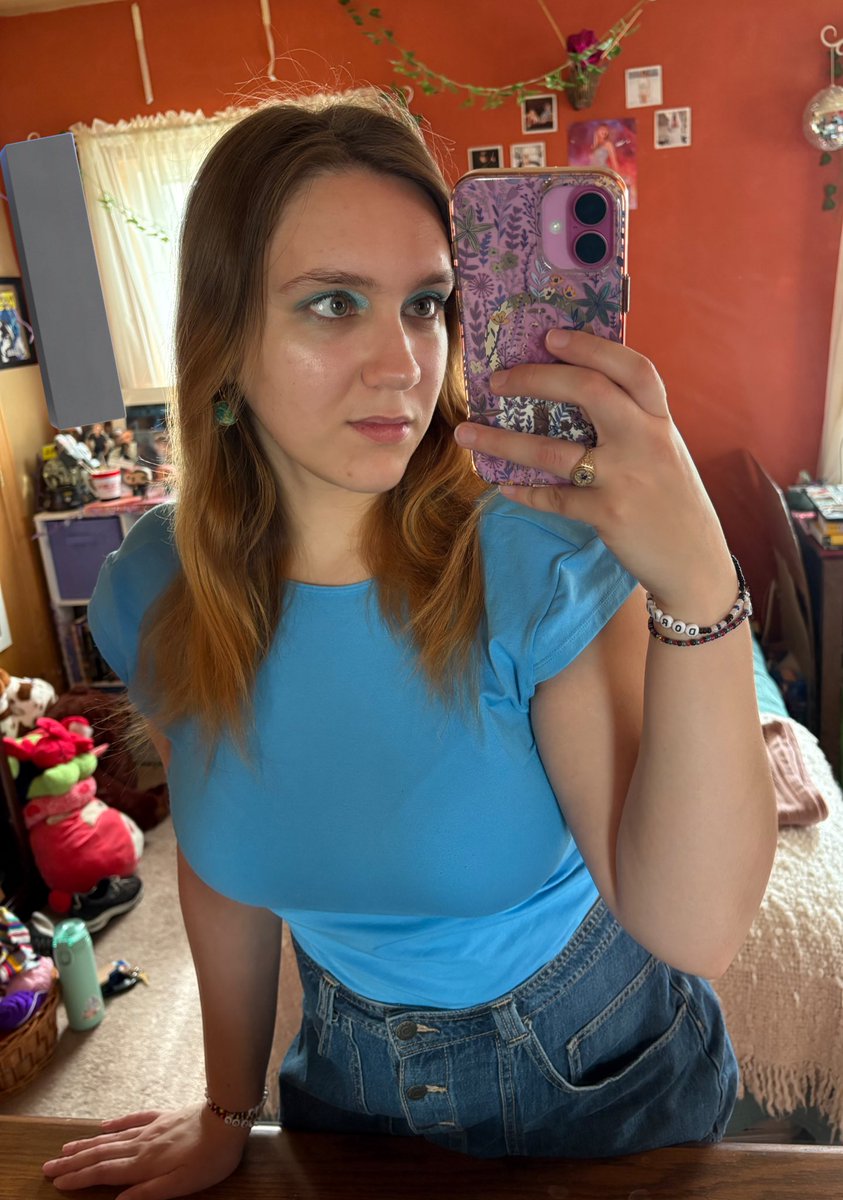 willamencken's tweet image. posting face on main for the #firsttimeever because i’m too in love with my makeup and chill outfit for fantastic four today 🩵🩵