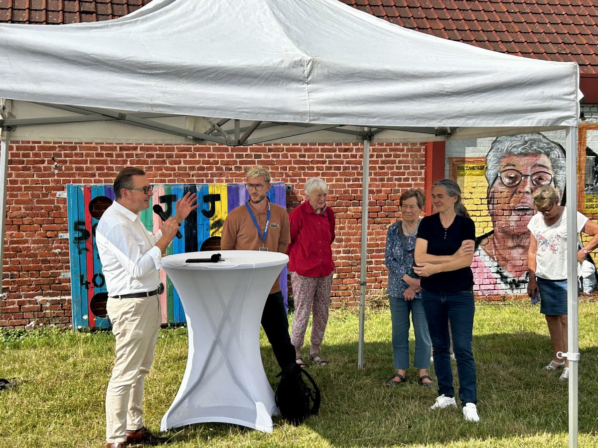 VilleArras's tweet image. 🎨 Nouvelle fresque au quartier Jean-Jaurès !
Inaugurée cet après-midi par @fleturque et Karine Boissou, elle rend hommage à l’histoire du quartier grâce au travail du Collectif Renart, avec le musée, le Pharos et les habitants. #Arras #StreetArt #JeanJaurès