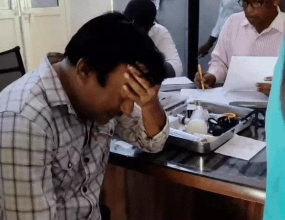 सहारनपुर में बेसिक शिक्षा विभाग में खुलेआम लूट करने वाला शिक्षा विभाग का स्टेनो अजय कुमार घूस लेते अरेस्ट, एंटी करप्शन टीम ने बेसिक शिक्षा विभाग ऑफिस से रंगेहाथों पकड़ा तो वह माथा पकड़ कर, फूट-फूटकर रोने लगा। इस स्टेनो पर उच्च अधिकारी ने कभी शिकायत के आधार पर कार्रवाई नहीं की।