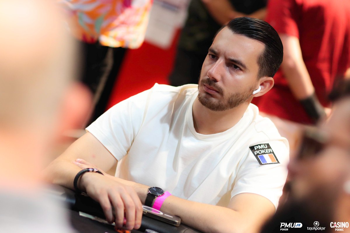 PMU Poker 🔞 (@pmu_poker) on Twitter photo 💪 Eliminé au Day 1A, notre ambassadeur <a href="/EtiennePKR/">EtiennePKR</a> est de retour sur le 1B et va tenter de trouver un sac pour le Day 2 !
Le blog : bit.ly/4maYuIS 💪 Eliminé au Day 1A, notre ambassadeur <a href="/EtiennePKR/">EtiennePKR</a> est de retour sur le 1B et va tenter de trouver un sac pour le Day 2 !
Le blog : bit.ly/4maYuIS