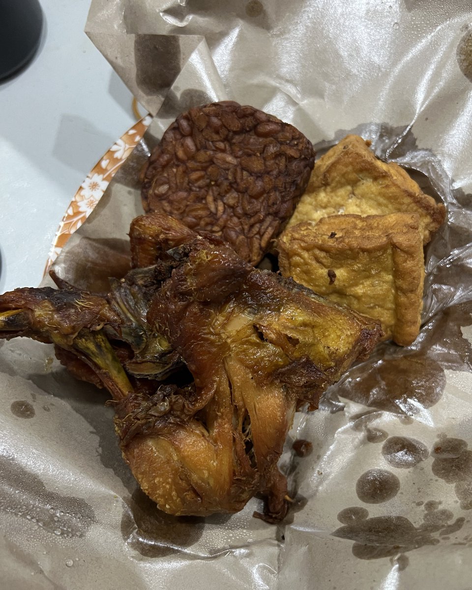 nna's tweet image. hari ini long day bgt. pagi ke kantor full day meeting, pulang jam 4, lanjut meeting online lagi, pilates jam 7
beres pilates dijemput sm suami, trs beli nasgor seporsi ber2 + pecel ayam sambel cibiuk 😭🫶🏻 sederhana tp nikmat bgt & def not for everyday wkwk