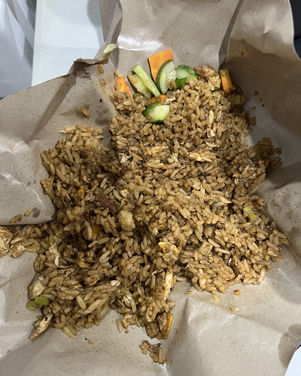 nna's tweet image. hari ini long day bgt. pagi ke kantor full day meeting, pulang jam 4, lanjut meeting online lagi, pilates jam 7
beres pilates dijemput sm suami, trs beli nasgor seporsi ber2 + pecel ayam sambel cibiuk 😭🫶🏻 sederhana tp nikmat bgt & def not for everyday wkwk