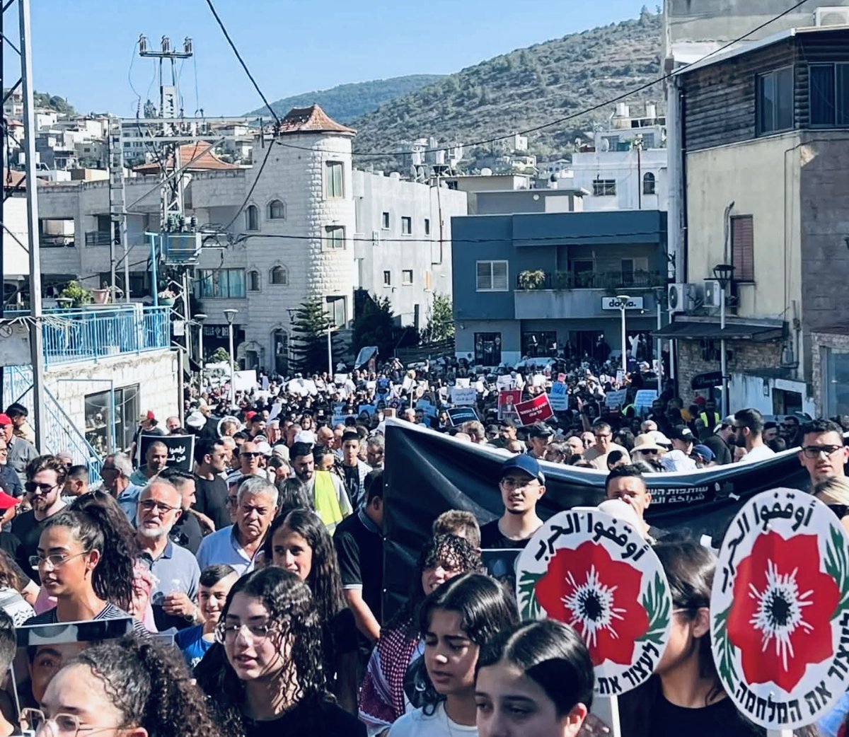 אלפים רבים, פלסטינים ויהודים, צועדים עכשיו יחד בסח׳נין, נגד מלחמת ההשמדה ונגד ההרעבה.

למען הפסקת המלחמה, למען סיום הכיבוש והשגת השלום, ולמען החיים.