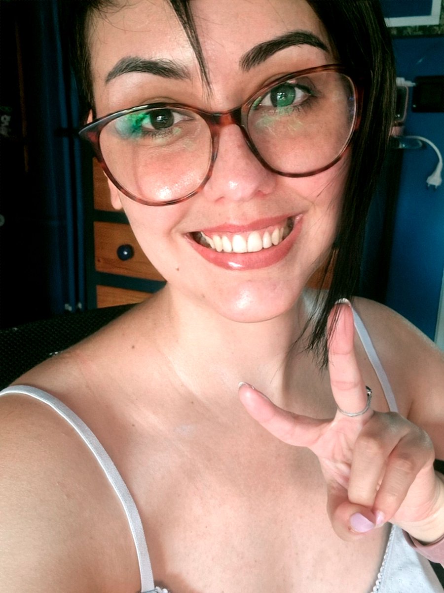 ladywildnimue's tweet image. Si eres mecenas y recibes lámina en casa, puede que la de julio te llegue ya en agosto. Fui tan feliz a Correos y… cierran por las tardes en verano. Mañana es fiesta en Madrid, así que hasta el lunes nada.
Hola, soy María y soy un desastre. Gracias por quererme.