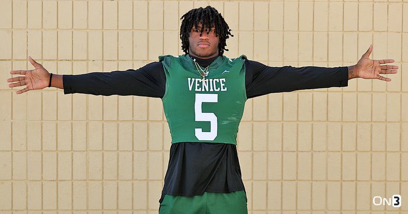 RedRaiderSports's tweet image. The RedRaiderSports recruit of the week this week is Venice (FL) defensive end, Miami commit and Texas Tech target Asharri Charles (@charles_a4)
Could the Red Raiders flip the Rivals300 pass rusher? #GunsUp #WreckEm
➡️ on3.com/sites/red-raid…