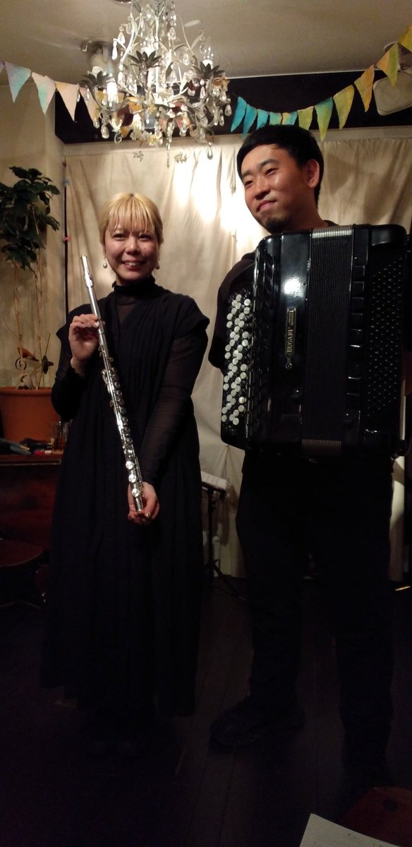 cocoon___m's tweet image. 日付変わりましての昨夜は其処にいる音@ 四谷三丁目homeri
闇を揺蕩う一音一音の繊細且つ美しさ、でもね、この音を出す相当な難しさをひしひしとは感じつつ。
久々な自身にとっては新曲多くて、もちろん既存曲も染みわたりしでした!
#田村賢太郎
#矢島絵里子