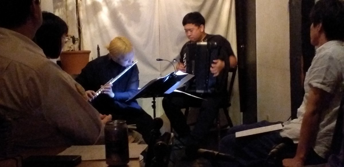 cocoon___m's tweet image. 日付変わりましての昨夜は其処にいる音@ 四谷三丁目homeri
闇を揺蕩う一音一音の繊細且つ美しさ、でもね、この音を出す相当な難しさをひしひしとは感じつつ。
久々な自身にとっては新曲多くて、もちろん既存曲も染みわたりしでした!
#田村賢太郎
#矢島絵里子
