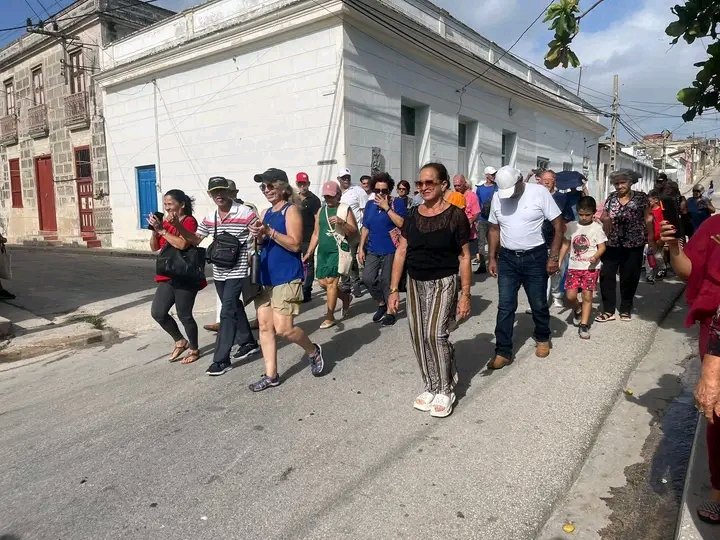 A83829Angulo's tweet photo. 🌊 Gibara vibra, aunque estés lejos.  
Hoy el desfile del Gibareño Ausente es más que tradición:  
es memoria viva, un abrazo que regresa.

👣 Si alguna vez caminaste estas calles,  
este latido también es tuyo.

Gibara no olvida a sus hijos.  
#Gibara
#CulturaPresente https://t.co/g98j0dGmcD