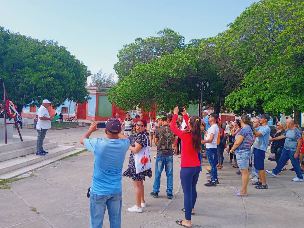 A83829Angulo's tweet photo. 🌊 Gibara vibra, aunque estés lejos.  
Hoy el desfile del Gibareño Ausente es más que tradición:  
es memoria viva, un abrazo que regresa.

👣 Si alguna vez caminaste estas calles,  
este latido también es tuyo.

Gibara no olvida a sus hijos.  
#Gibara
#CulturaPresente https://t.co/g98j0dGmcD
