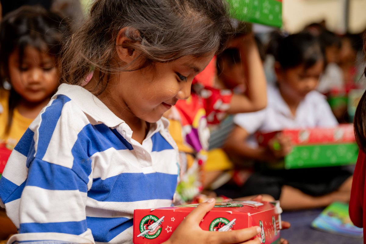A few precious moments before these children unwrapped a tangible expression of God’s love for them...❤️
